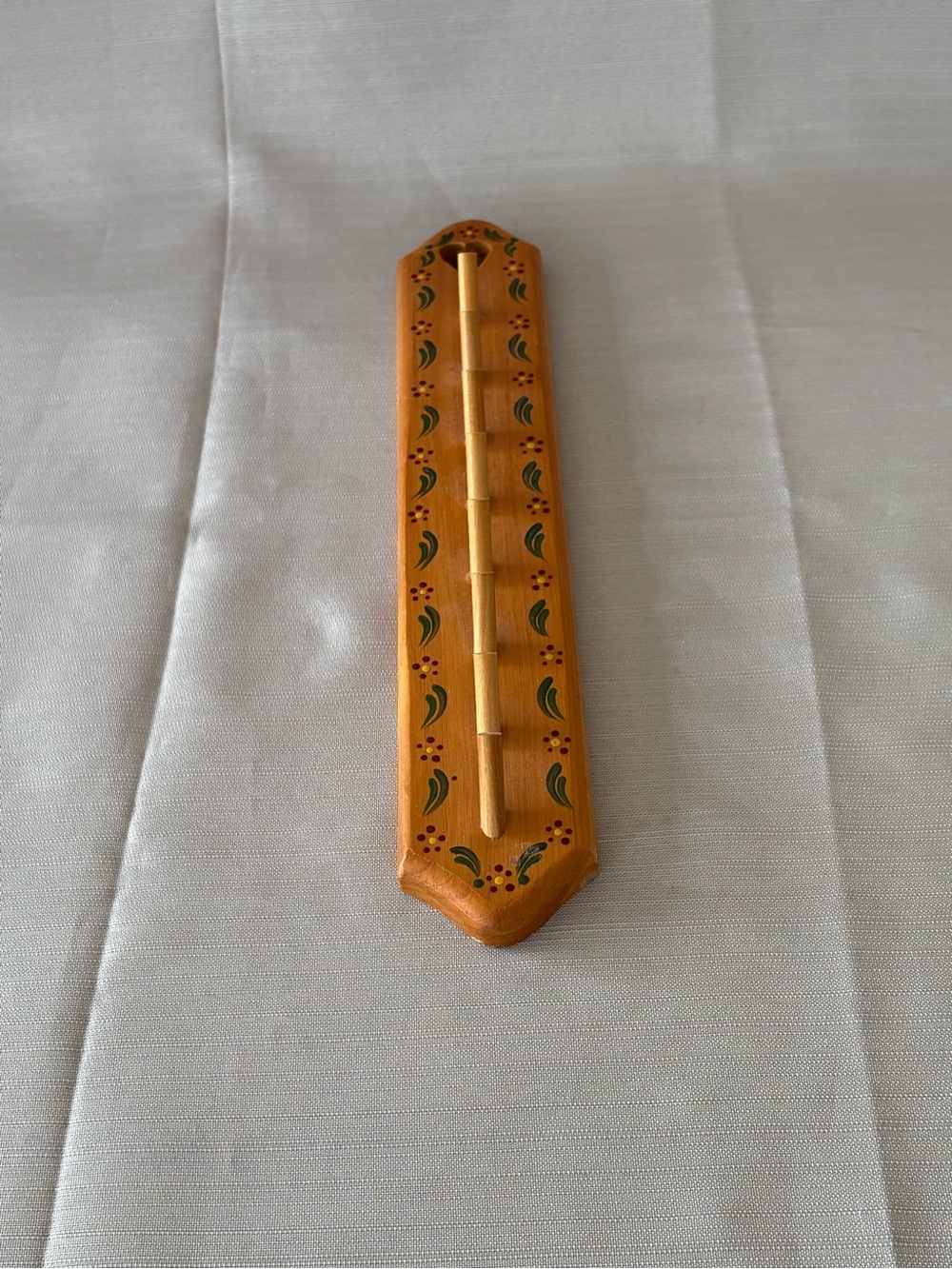 Vintage Hand-Painted Wooden Key Holder in Warm Honey Brown M98